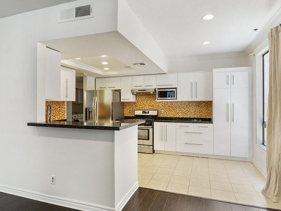 1st image of 13920 Moorpark St APT 107