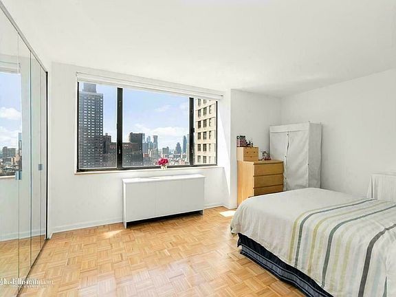 3rd image of 30 W 60th St #25B