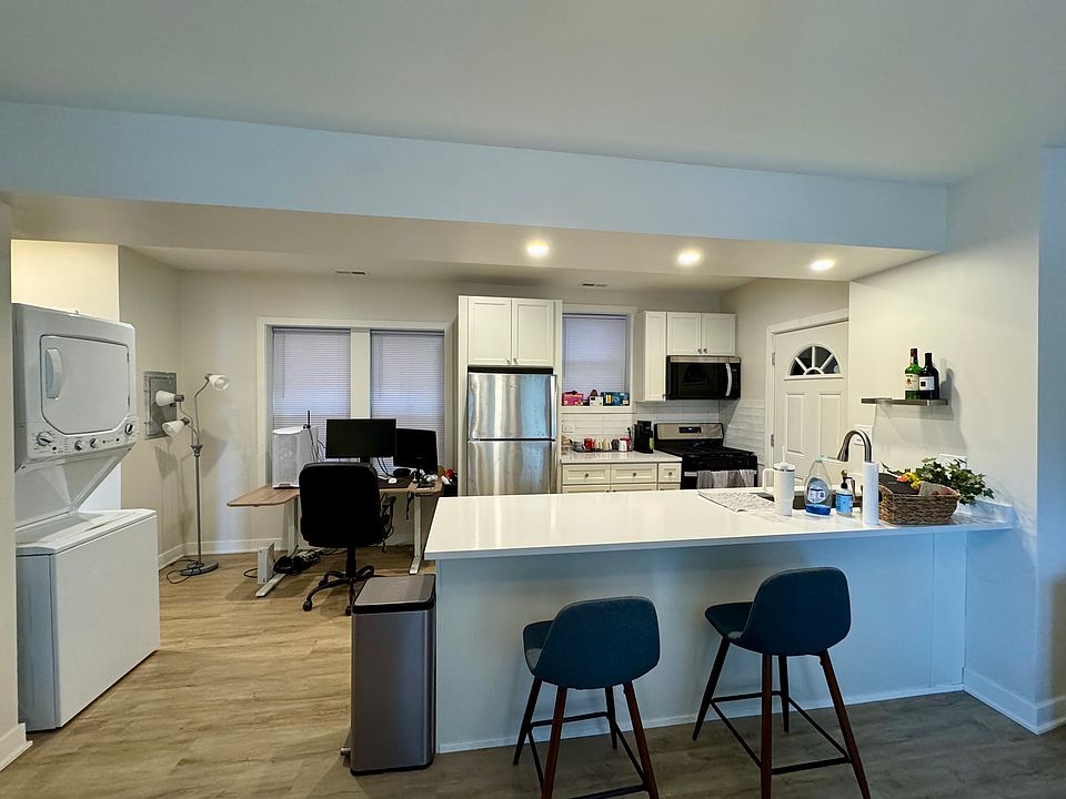 1st image of 1643 W Cornelia Ave #1