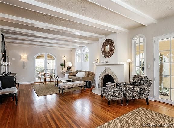 4th image of 733 Alhambra Cir