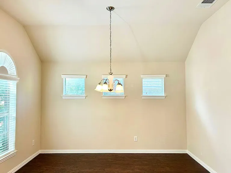 1104 Valerie Cv — Photo 4