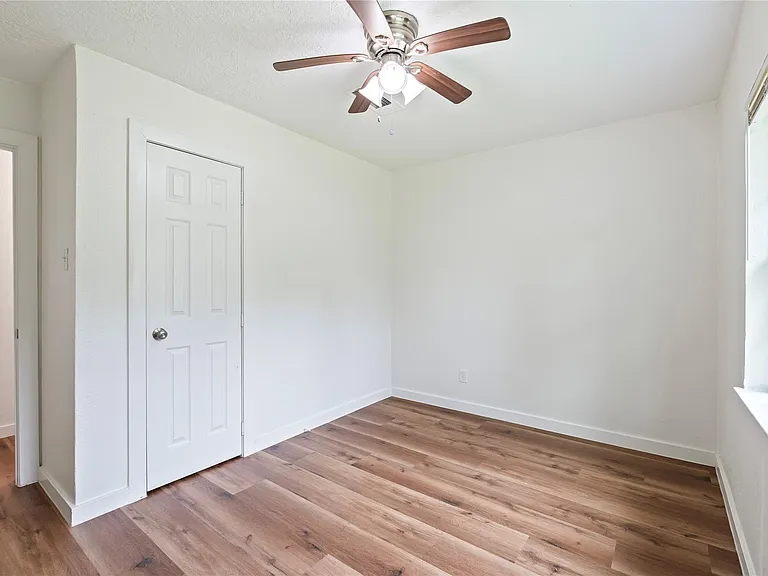 504 Burke Rd — Photo 12