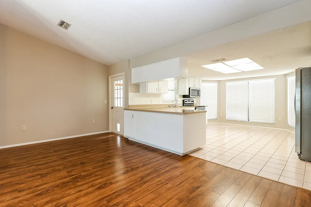3 bed, 2.0 bath, 1510 sqft, $2,115 — Photo 2