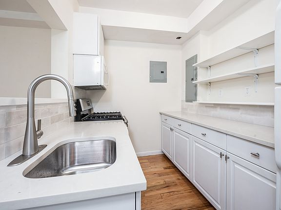 4th image of 140 Woodside Ave #1