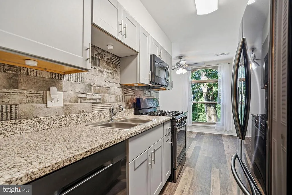 Woodburn Village Condo — Photo 3