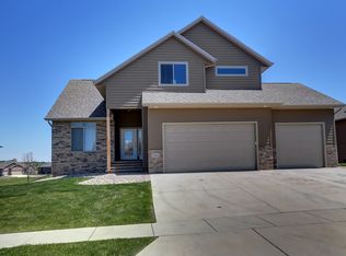 404 Clover Leaf Ave, Hartford, SD 57033