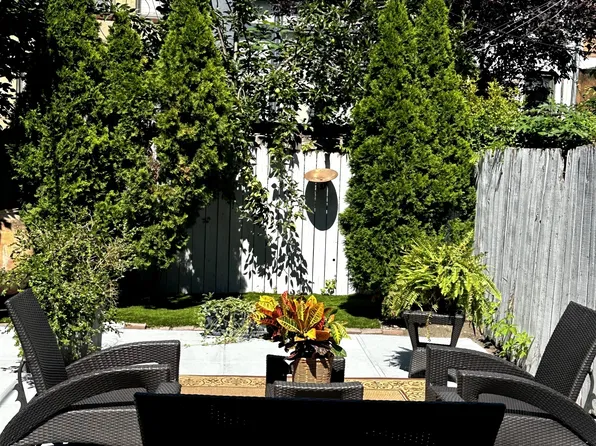 693 De Graw Street image 1 of 12