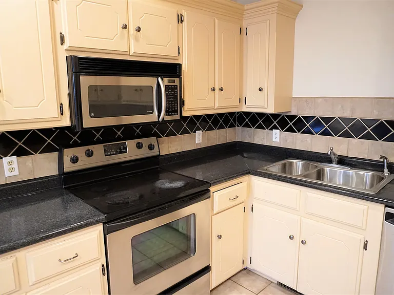 785 Kingsgate Rd — Photo 4