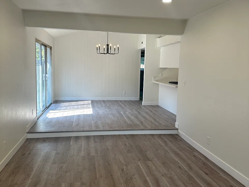 1047 Clinton Rd