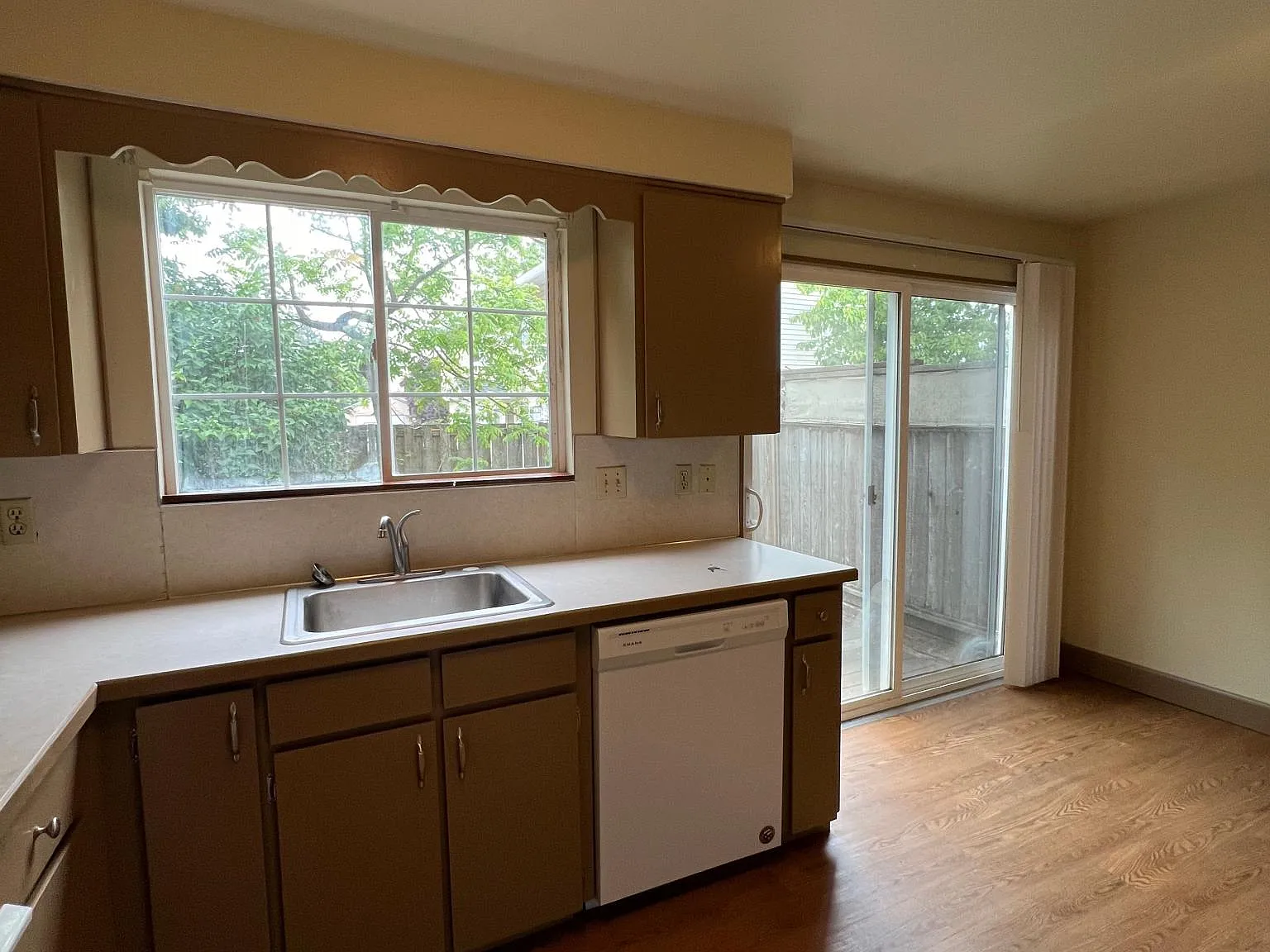 2250 Laurel St — Photo 2