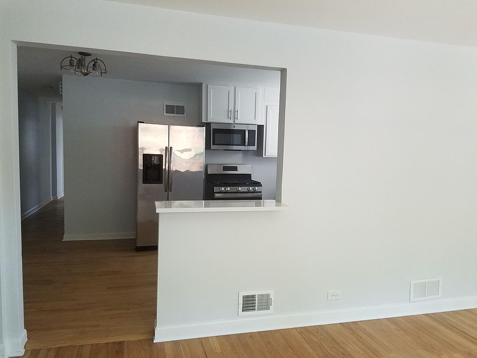 2nd image of 2613 W Rascher Ave #1