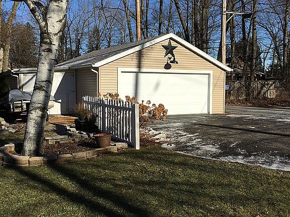 Detached 2 car garage