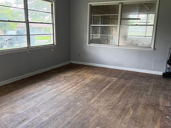 5th image of 166 Thompson St