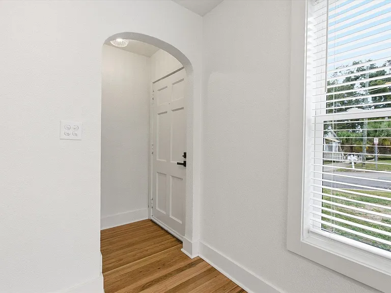 421 E Jennings St — Photo 6