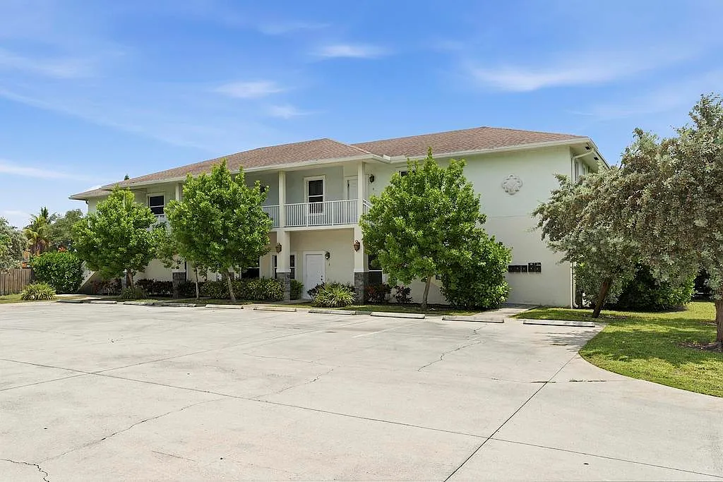 3 bed, 2.0 bath, 1400 sqft, $2,500 — Photo 1