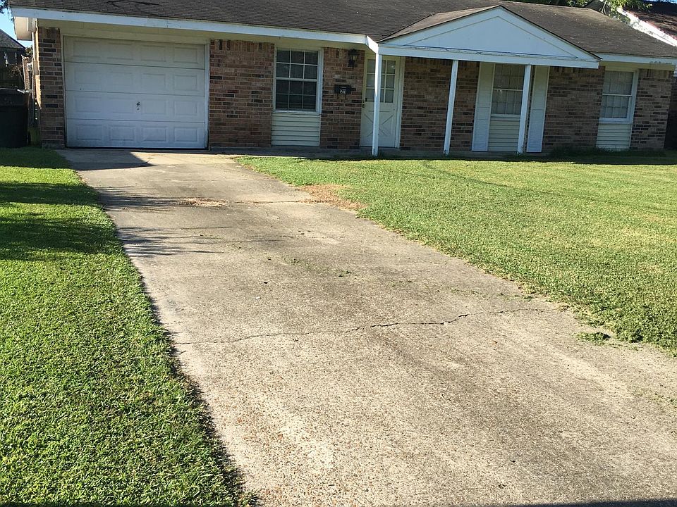 1st image of 211 Heather St