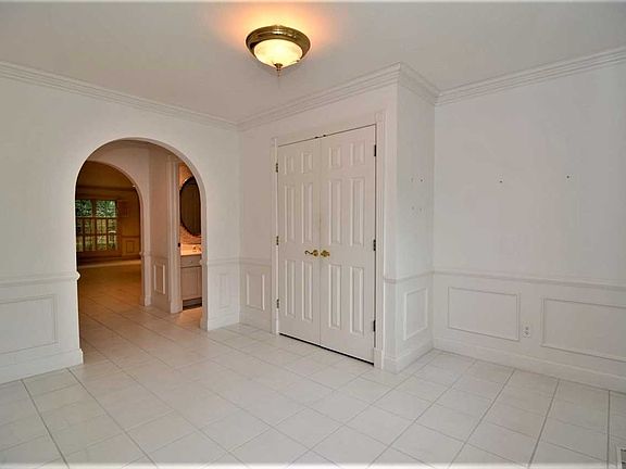 5th image of 215 E Meade Dr