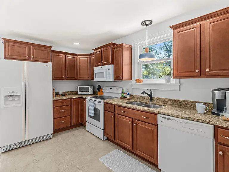 306 Yates Ave — Photo 11