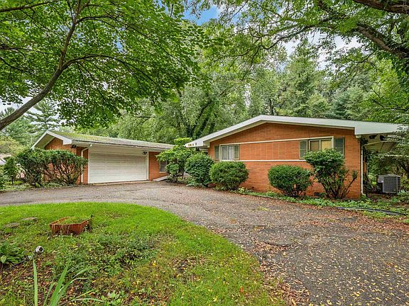 3rd image of 52585 Brooktrails Dr