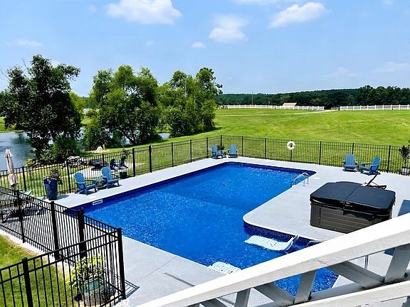 5th image of 241 Bluegrass Ln