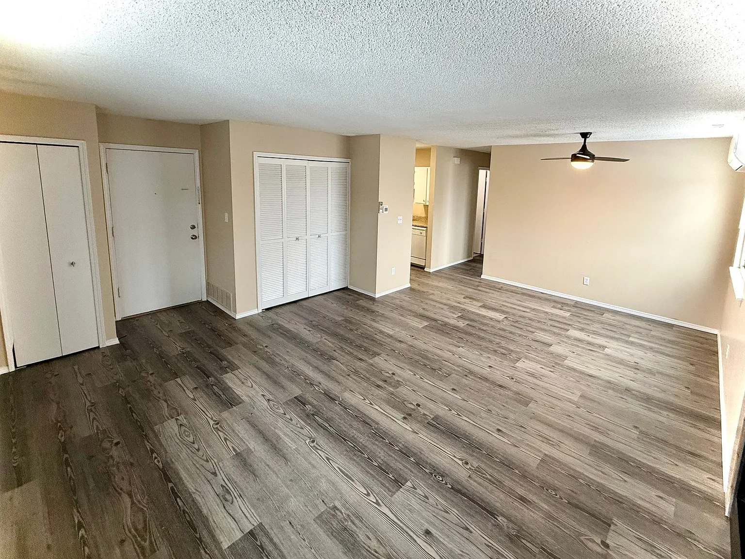 2 bed, 1.0 bath, 800 sqft, $1,300 — Photo 2