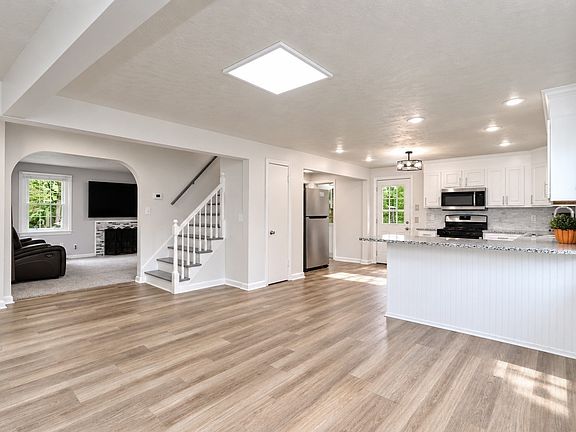 3rd image of 176 Meadow St