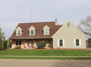 2151 Saint David Dr, Bettendorf, IA 52722
