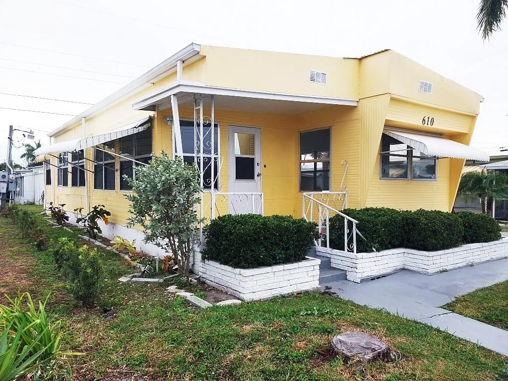 Property Photo - 610 49th Ave W
