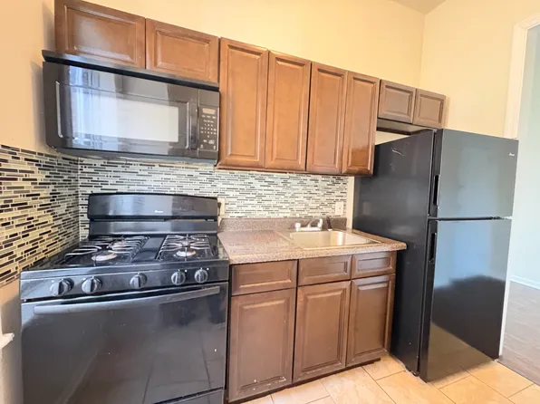 968 Summit Avenue image 1 of 5