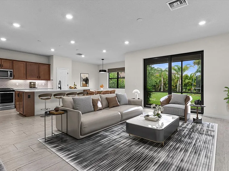 640 SE Monet Dr — Photo 3