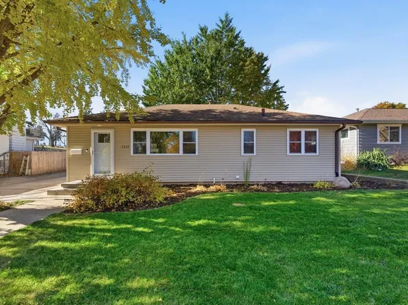 1221 Catherine St, Cedar Falls, IA 50613