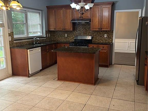 3rd image of 6420 Barwick Ln