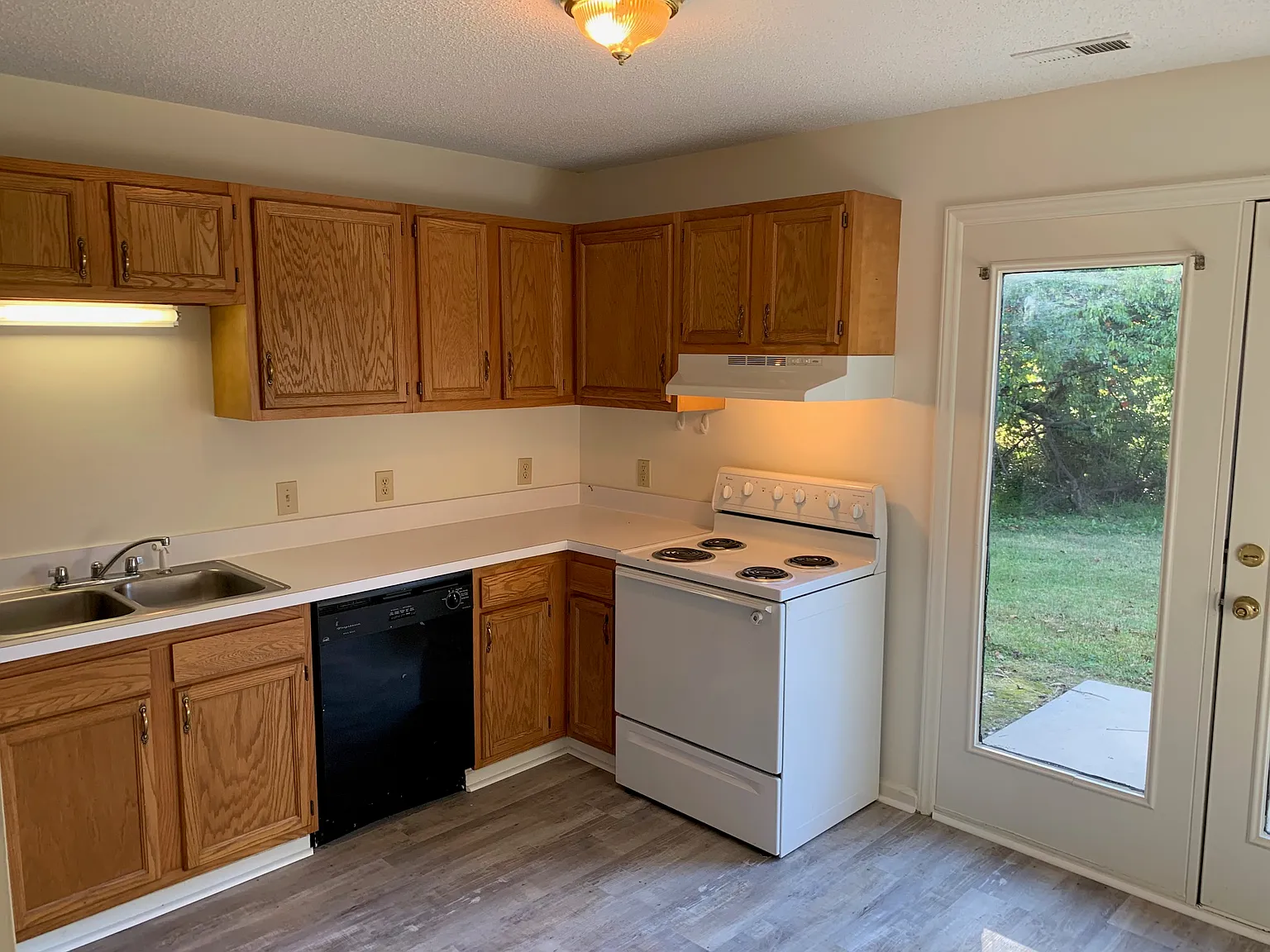 2 bed, 1.5 bath, 950 sqft, $1,100 — Photo 4