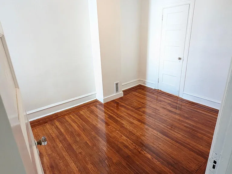 Bedroom 2. Closet.