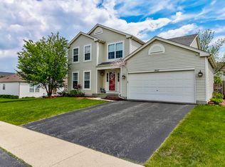 1867 W River Oaks Dr, Round Lake, IL 60073