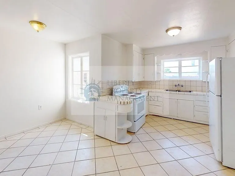 1725 W F St — Photo 11