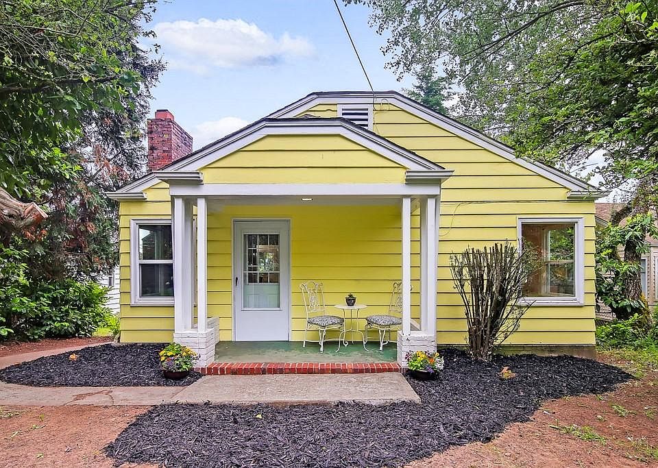 This is the "official" front of the cottage which gives it a Lake Washington Blvd SE address...