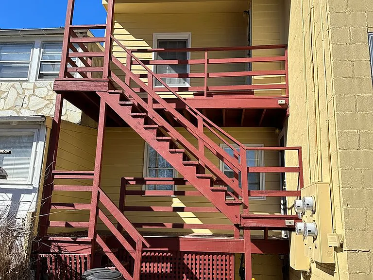 402 S Cameron St — Photo 2