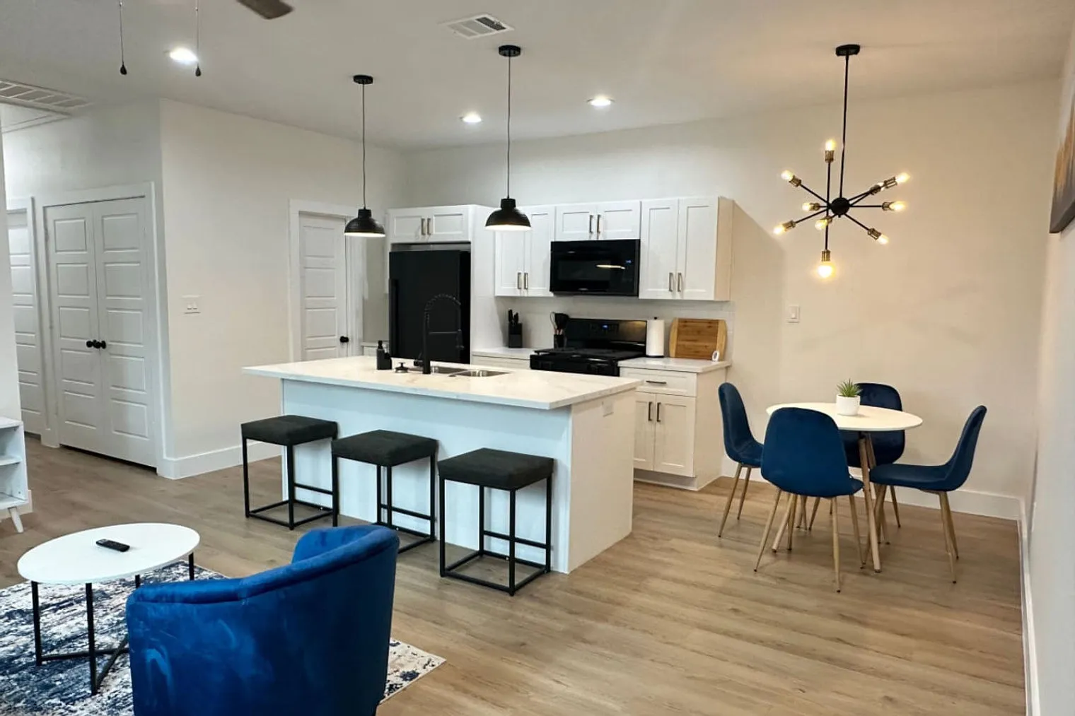 3 bed, 2.0 bath, 1076 sqft, $2,290 — Photo 4