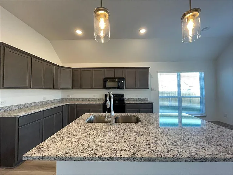 917 Hollyhock Dr — Photo 12