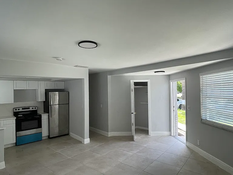 921 SW 10th Dr #3 — Photo 11