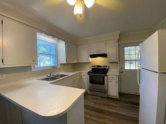 3rd image of 118 West Dr