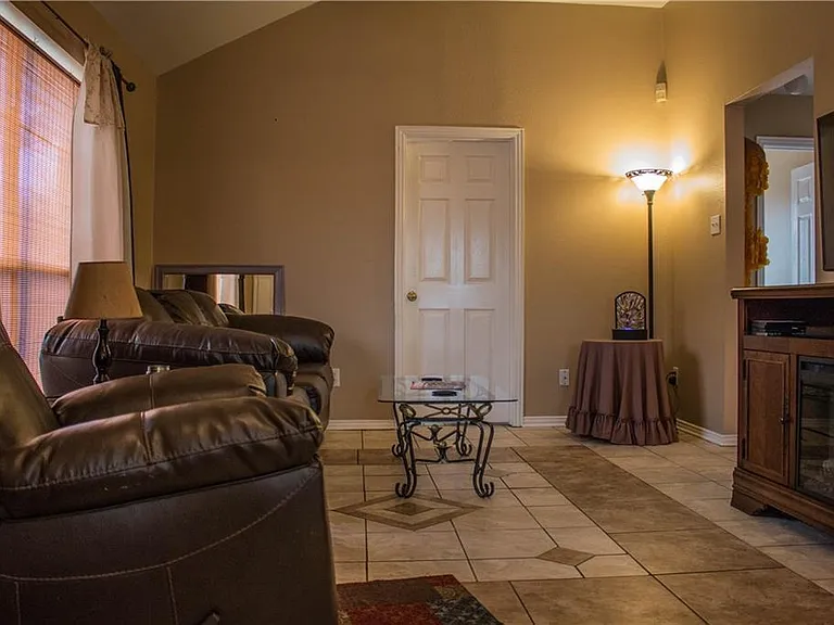 2202 Brookview Dr — Photo 4