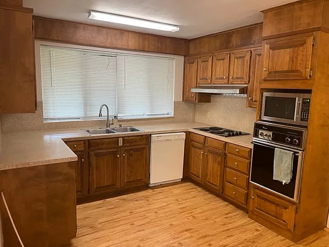4 bed, 2.0 bath, 2619 sqft, $2,000 — Photo 2