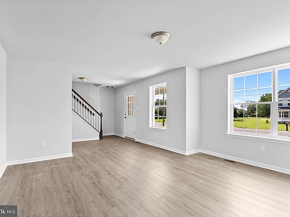 4th image of 2352 Washington Ave