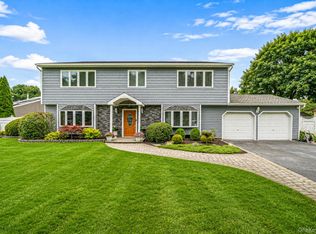 4 Loma St, Medford, NY 11763