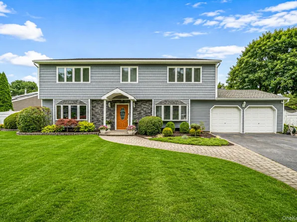 4 Loma Street, Medford, NY 11763