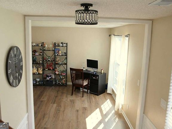 3rd image of 660 Glenbarrett Ct NE
