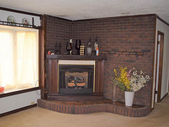4th image of 401 N Sherwood Dr