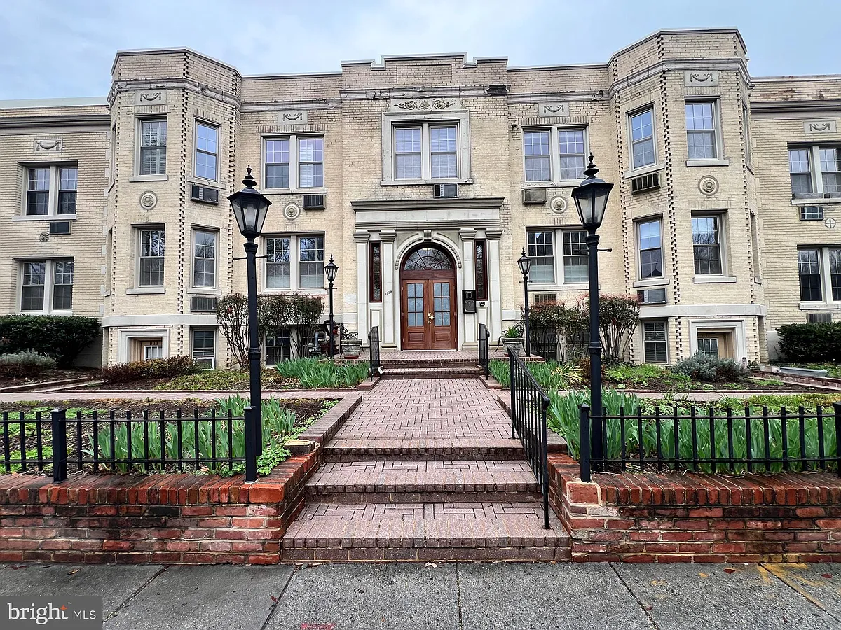Building Photo - 3024 Wisconsin Ave NW #B12